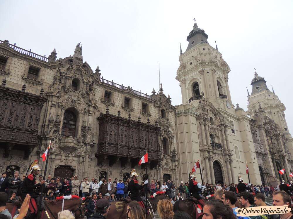 Cambio de guardia en la Plaza de Armas de Lima