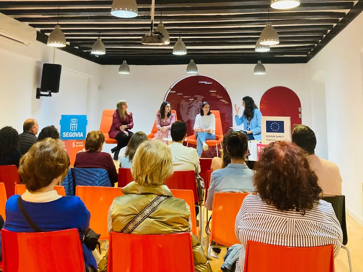 Yo participando en el evento "Mujeres que inspiran" en la Casa de la Lectura