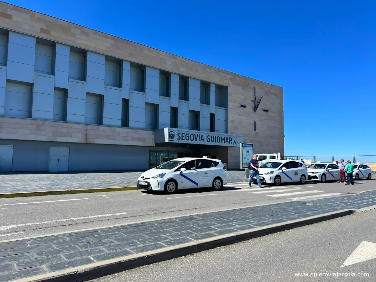 Puerta de la estación de tren Segovia Guiomar