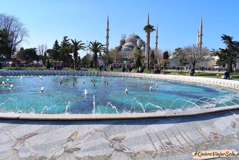 Mezquita Azul en la plaza de Sultanahmet de Estambul