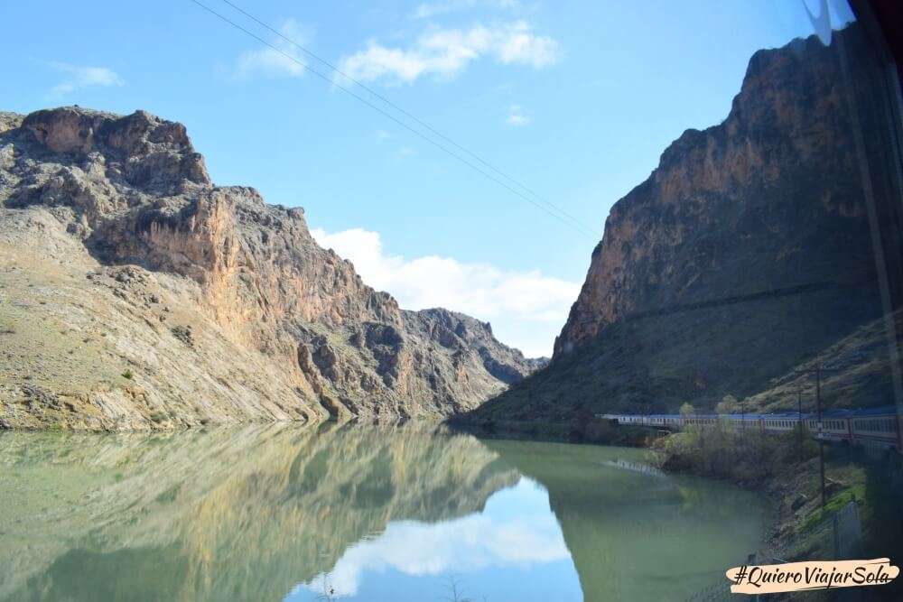 El tren Dogu Ekspresi pasando junto al Río Éufrates