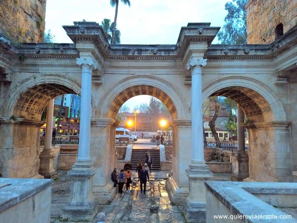 Arco de Adriano en Antalya