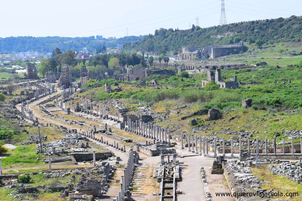 Vista panorámica de las ruinas de Perge