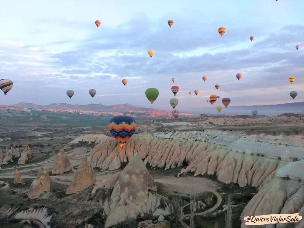 Globos volando en Capadocia al amanecer