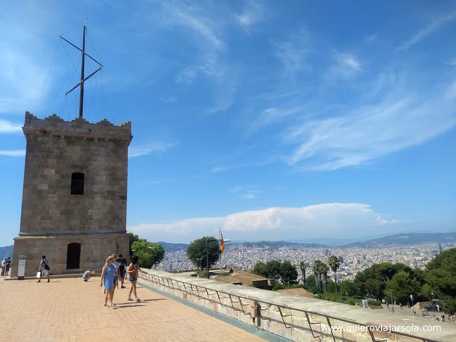 Torre del castillo de Montujic y vistas a Barcelona