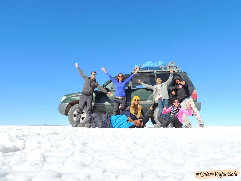 Yo con mis compañeros de tour en el Salar de Uyuni