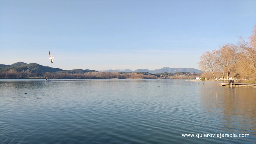 El lago de Bañolas en calma una tarde de invierno