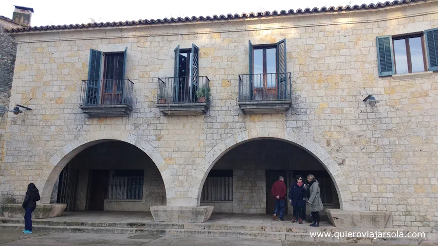 Fachada con arcos en la plaza