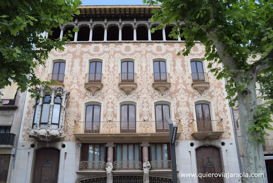 Fachada de uno de los edificios modernistas en Olot