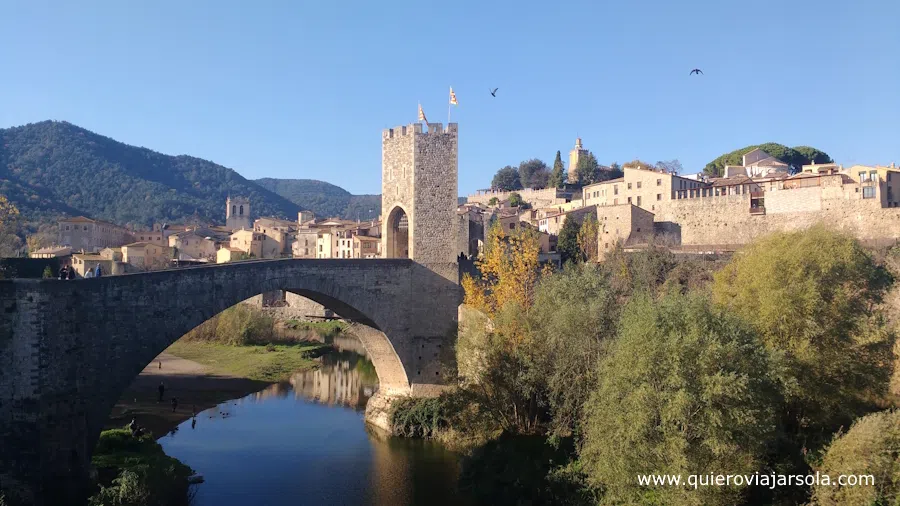 Imagen típica del puente medieval en Besalú