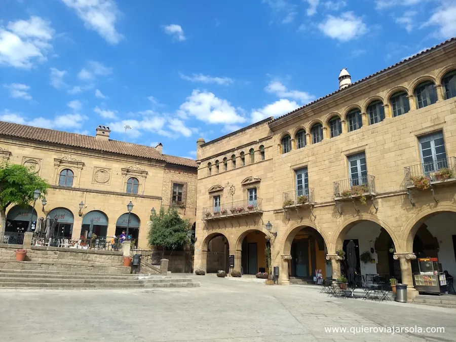 Representación de una plaza española en el Poble Espanyol