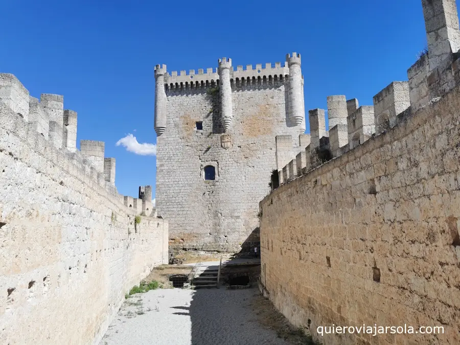 Interior del castillo, con la torre del homenaje entre murallas