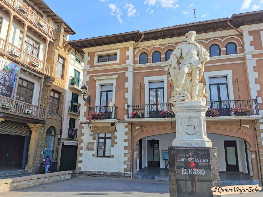 Estatua de Elcano en Getaria