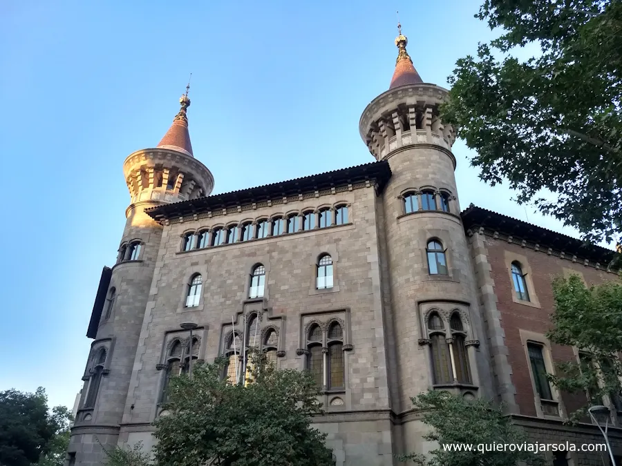 Fachada y torres de la Casa de les Punxes en Barcelona