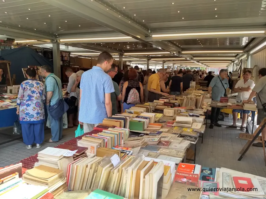 Gente entre los puestos de la feria de libros en el mercado de Sant Antoni