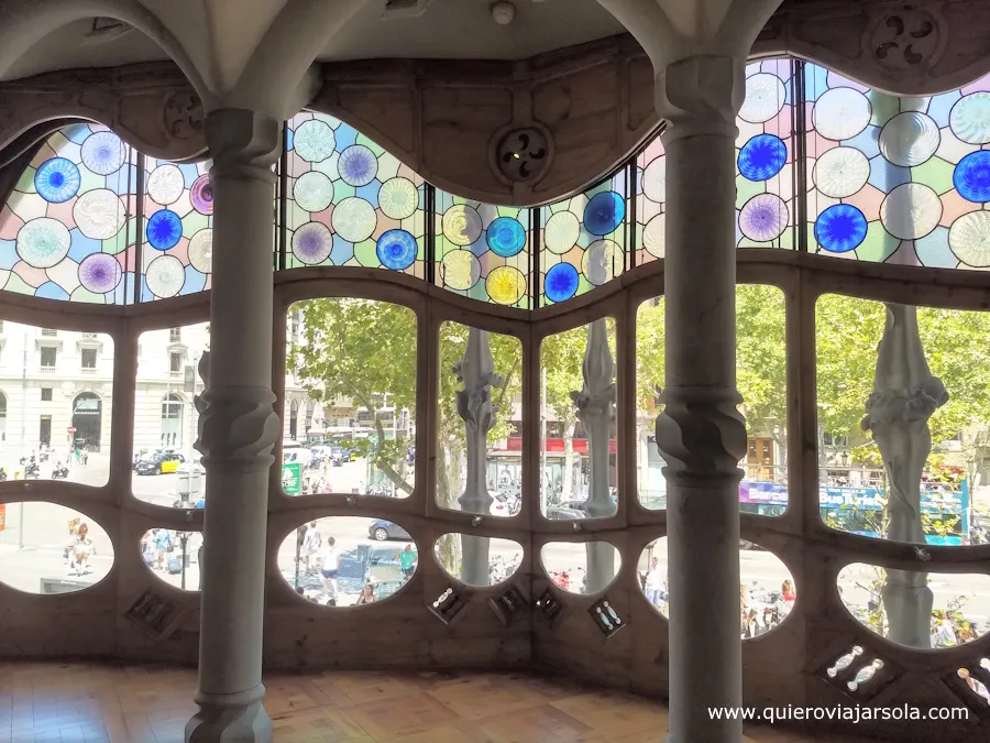 Vidriera del salón de la planta noble en la Casa Batlló