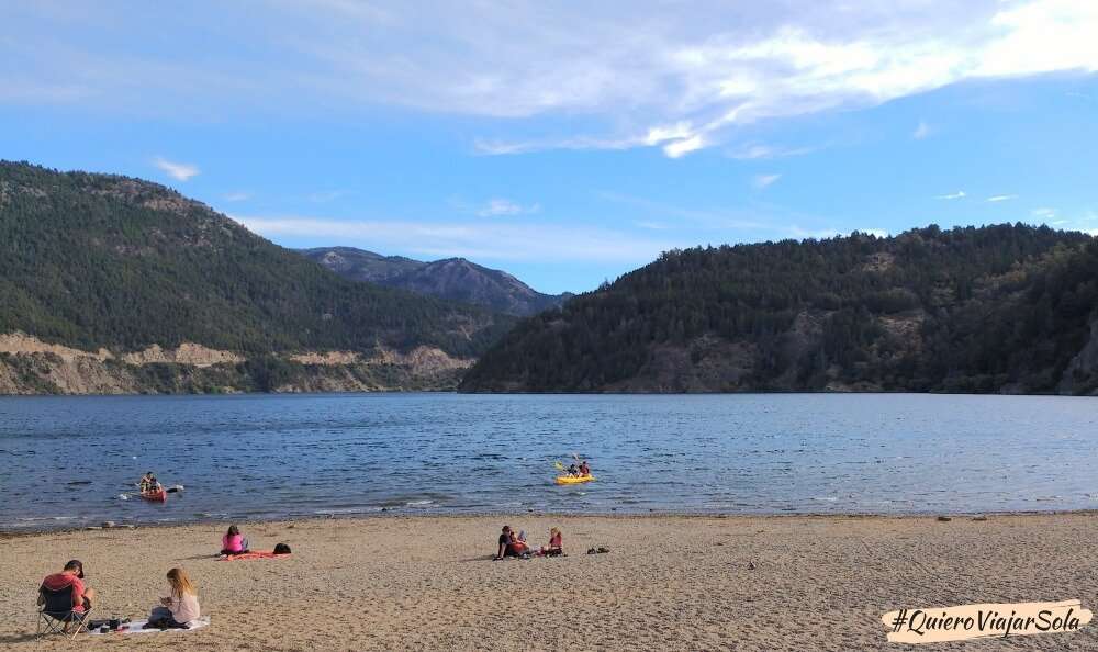 La playa de San Martín de los Andes en el lago Lácar