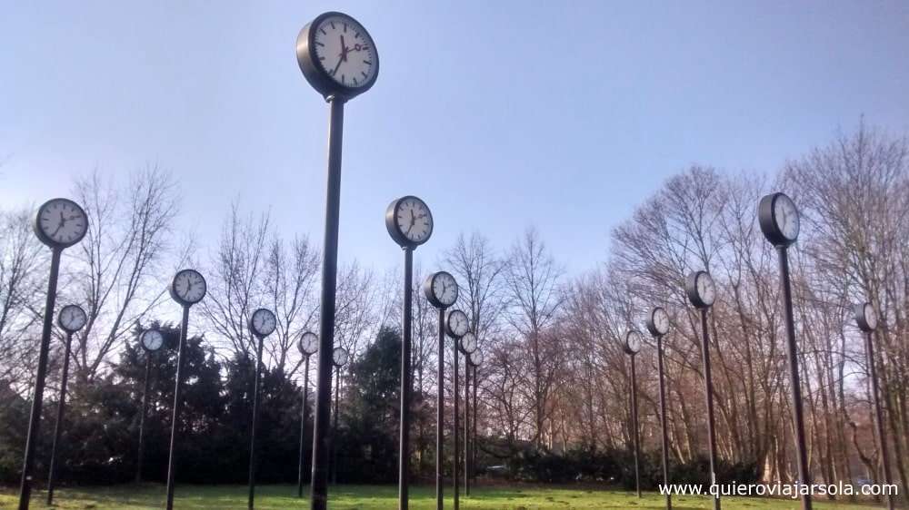 Escultura de relojes en el Parque Volksgarten