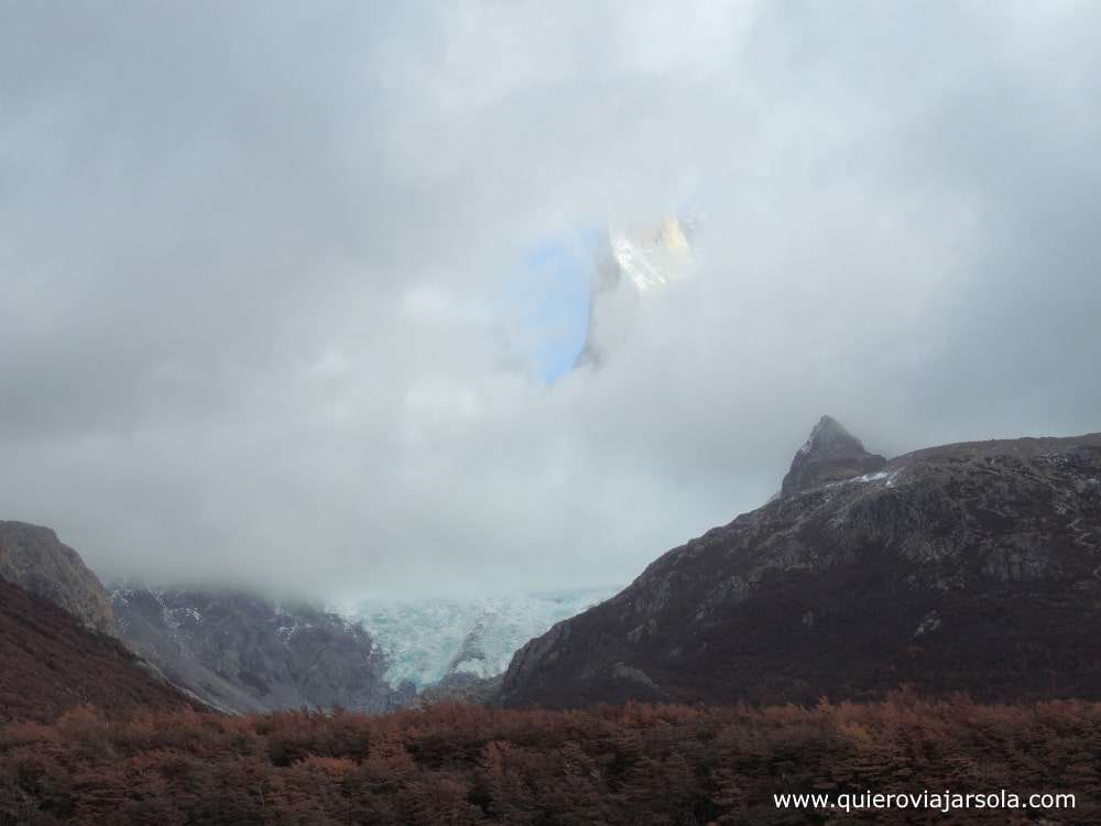 El Fitz Roy asomando entre la niebla