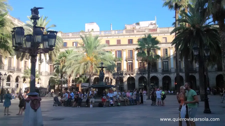 Panorámica de la plaça Reial