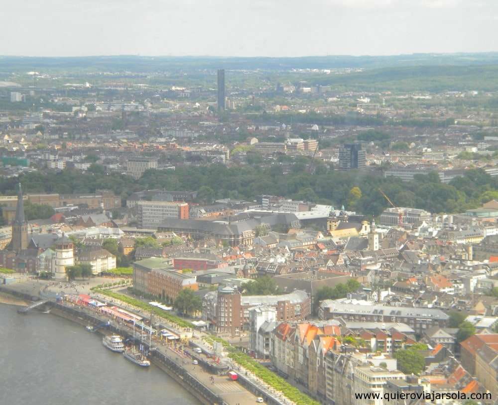 El Altstadt de Düsseldorf visto desde la Torre del Rin