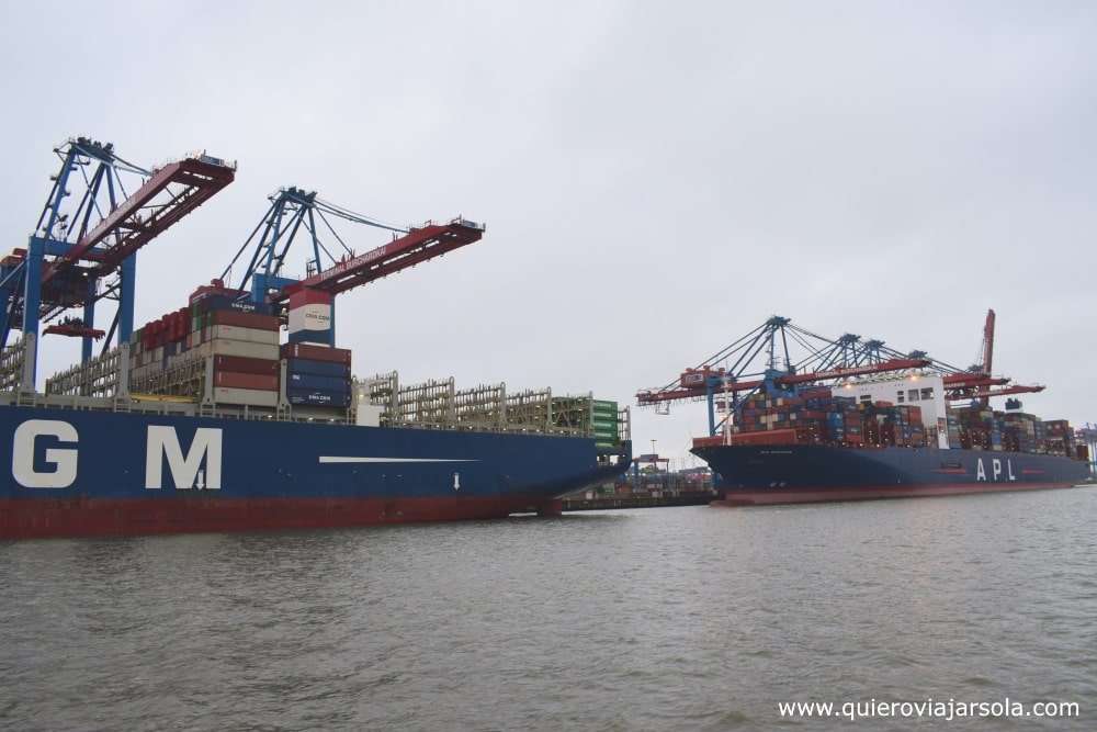 Barcos cargueros en el puerto de Hamburgo