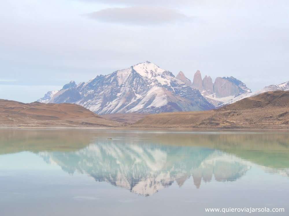 Las Torres reflejándose en una laguna