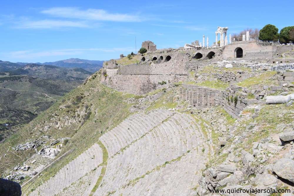 Vista de la Acrópolis y el teatro de Pérgamo