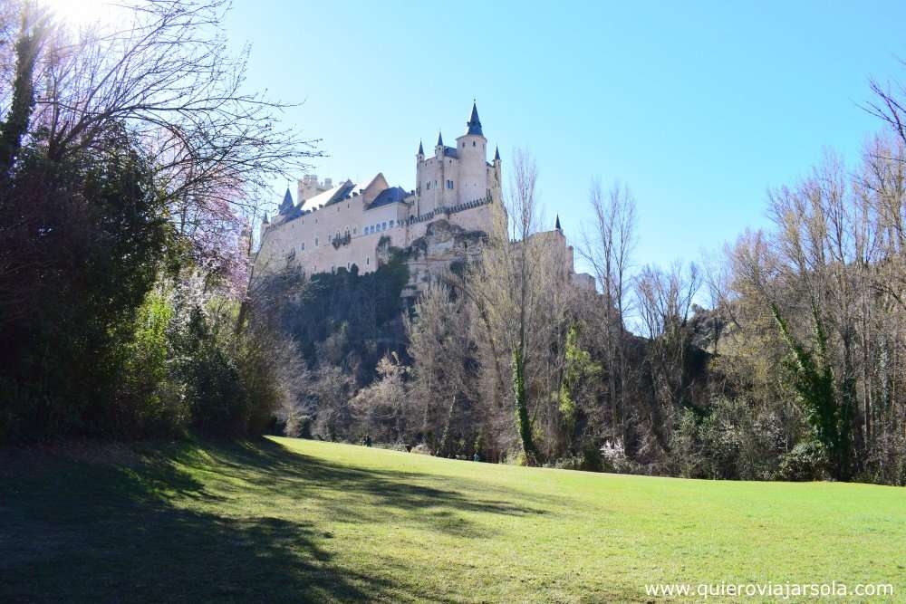 El Alcázar de Segovia visto desde la Pradera de San Marcos