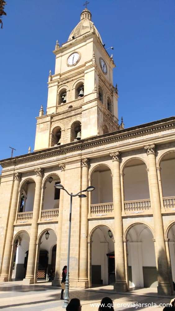 Fachada y torre de la Catedral de Cochabamba