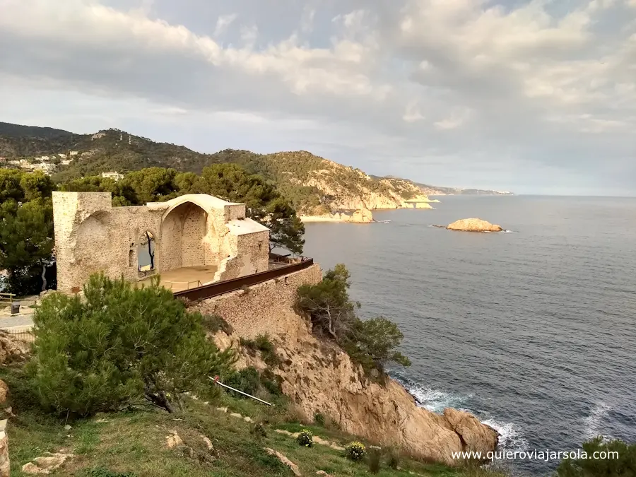 Vista de los restos de la iglesia y toda la costa desde la Vila Vella