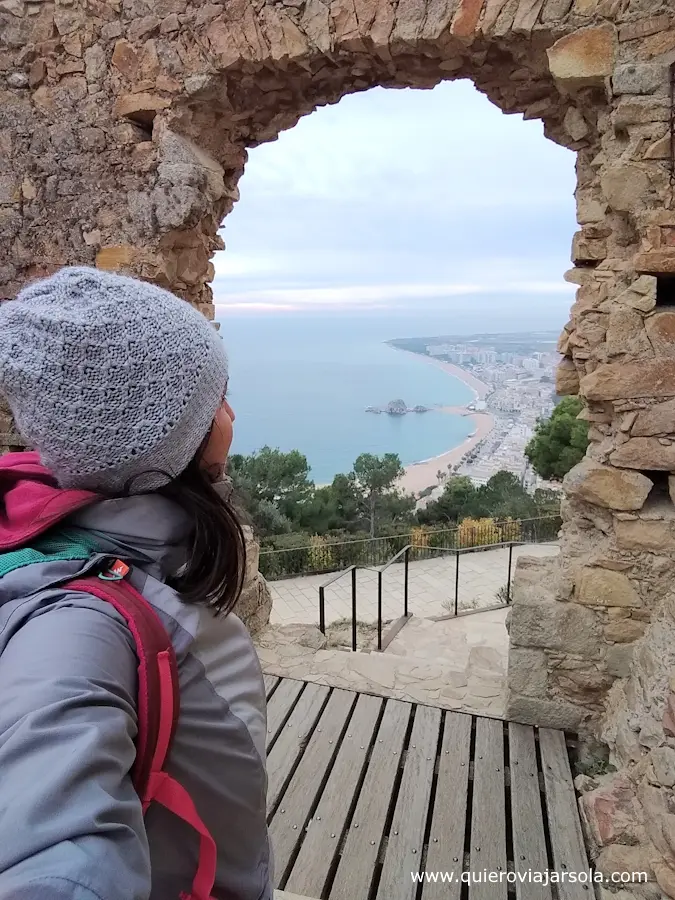 Yo en el Castillo de Sant Joan admirando las vistas de Blanes