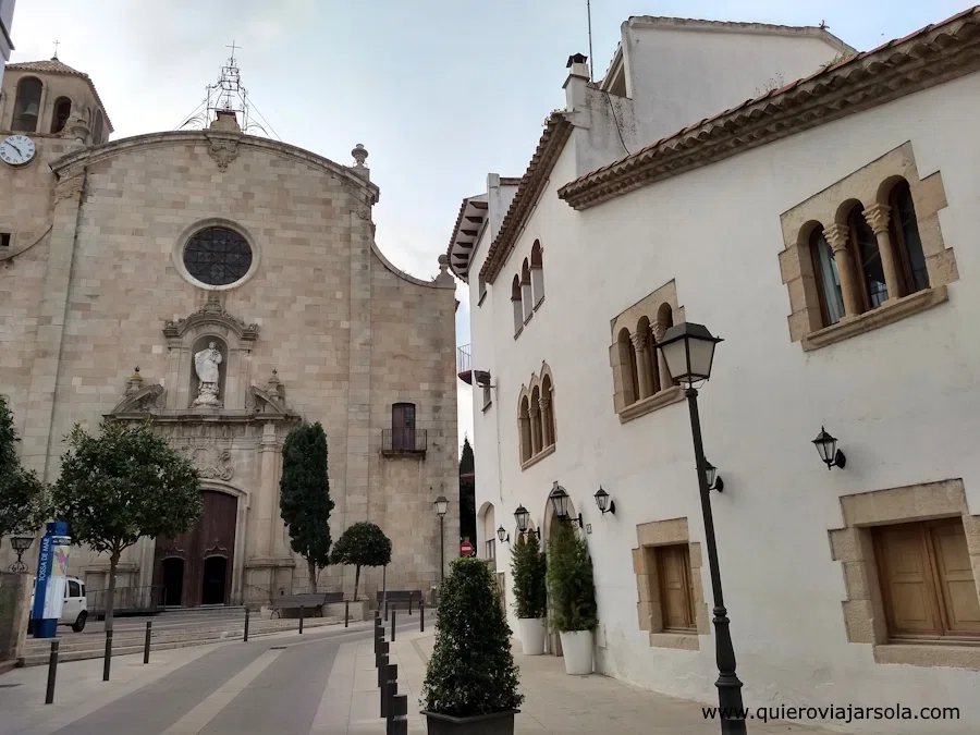 La iglesia de San Vicente en Tossa y un bonito edificio en la plaza