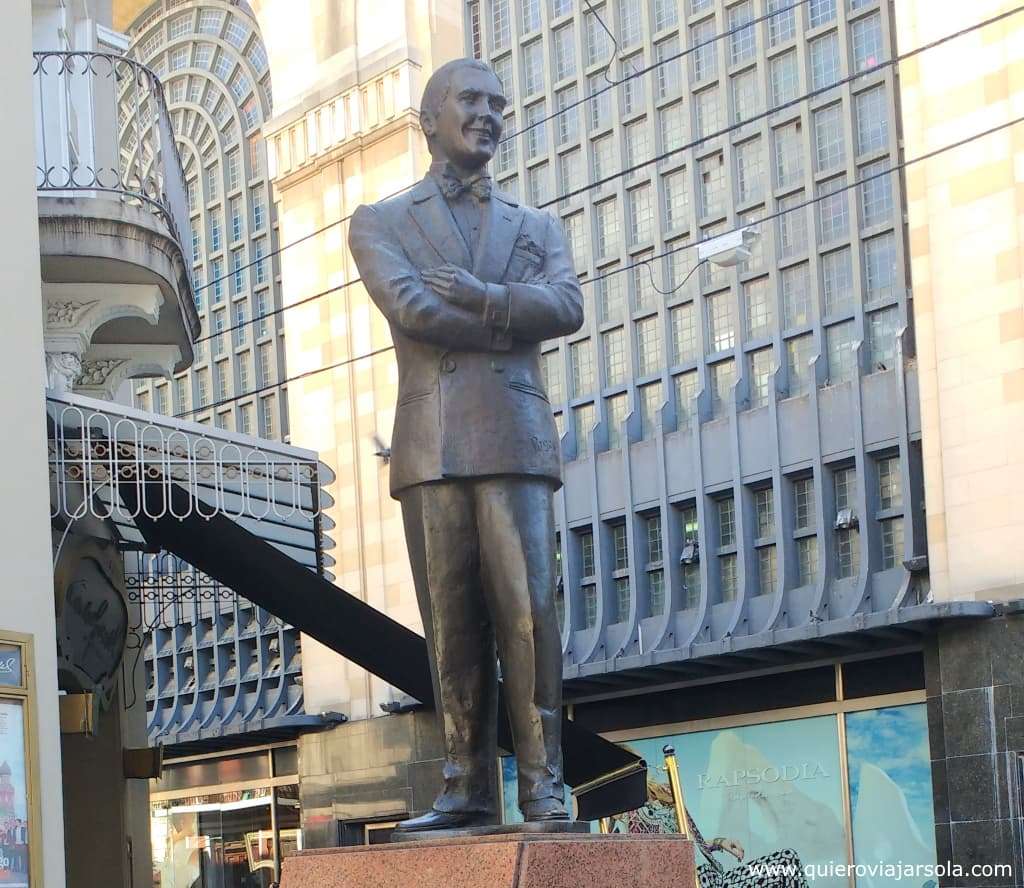 Estatua de Carlos Gardel