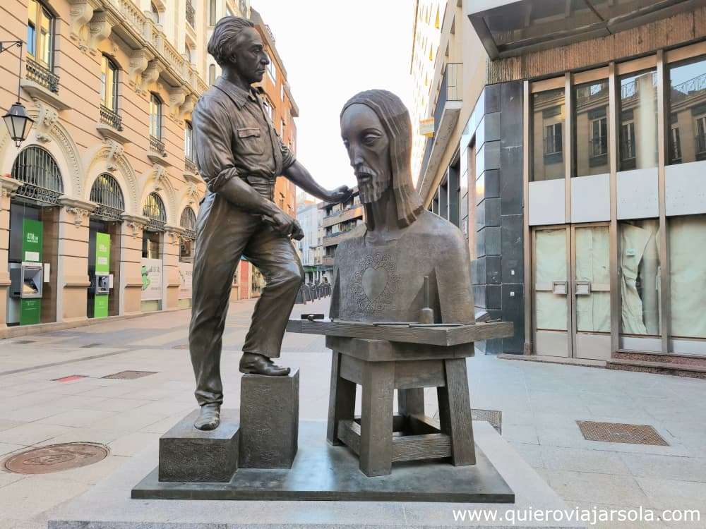 Estatua de Victorio Macho esculpiendo el Cristo del Otero 