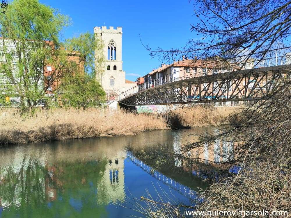 La iglesia de San Miguel junto al río Carrión