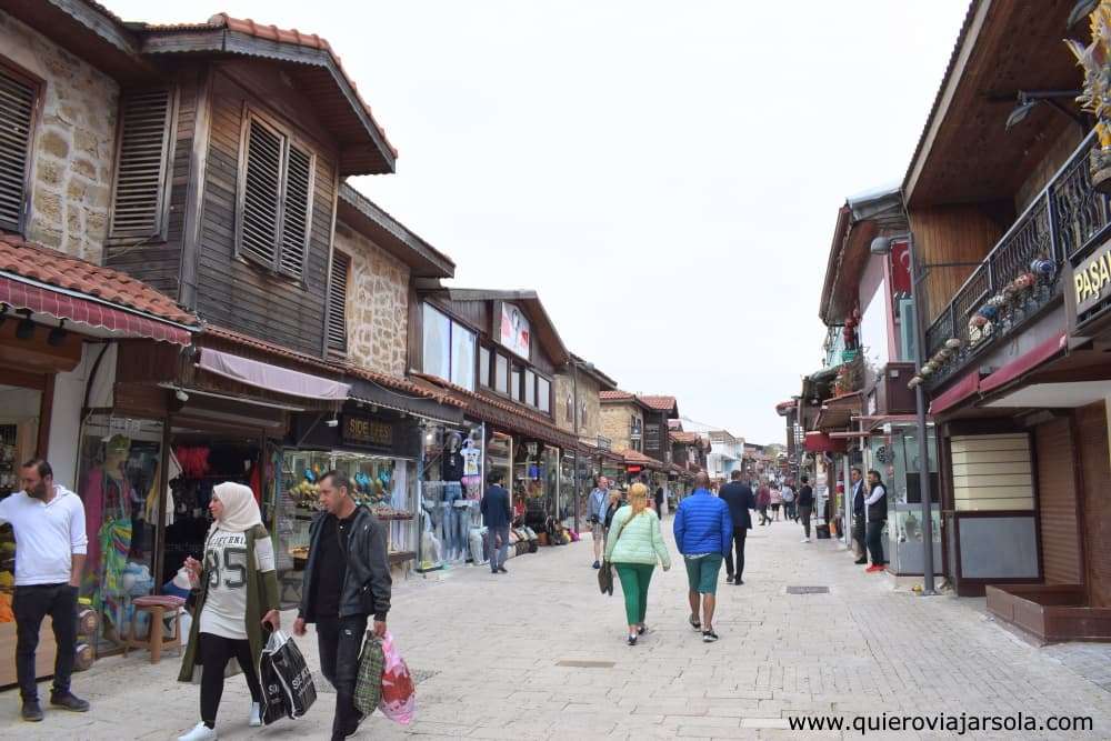 Calle comercial en el centro de Side