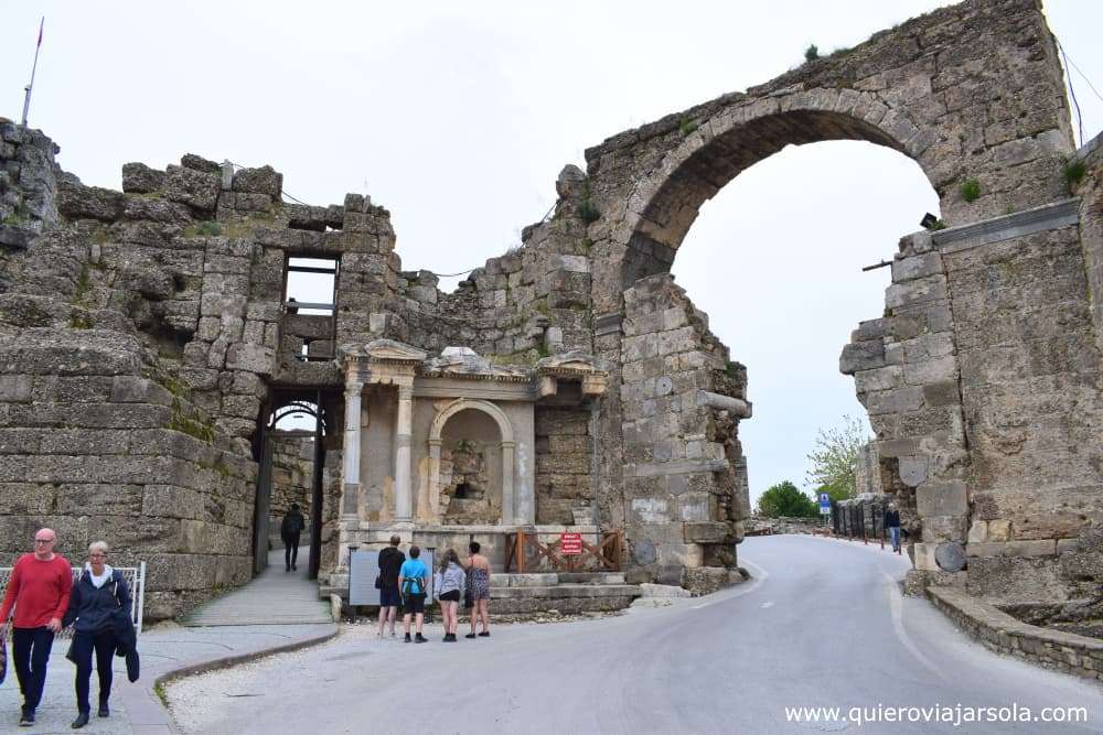 Arco monumental en Side