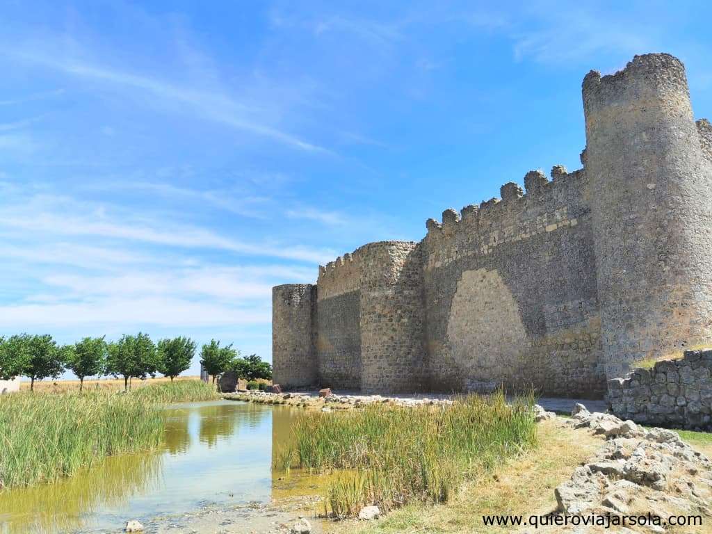 Castillo y laguna