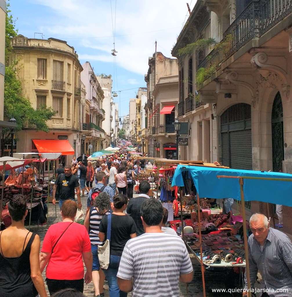 Gente recorriendo una calle de la Feria de San Telmo