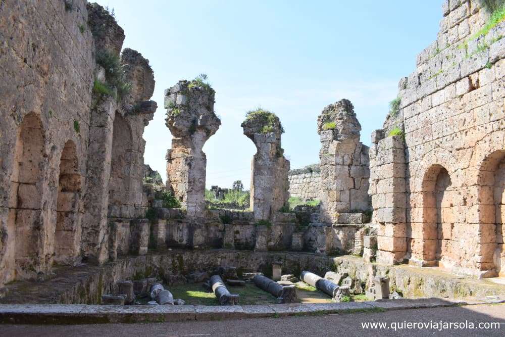 Antiguas termas romanas de Perge