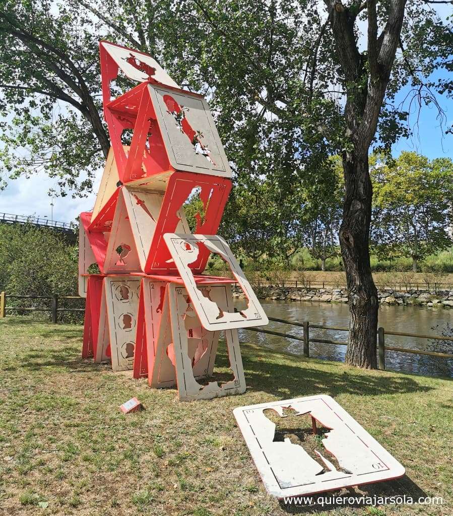 Monumento a la baraja española en el paseo de la Ría