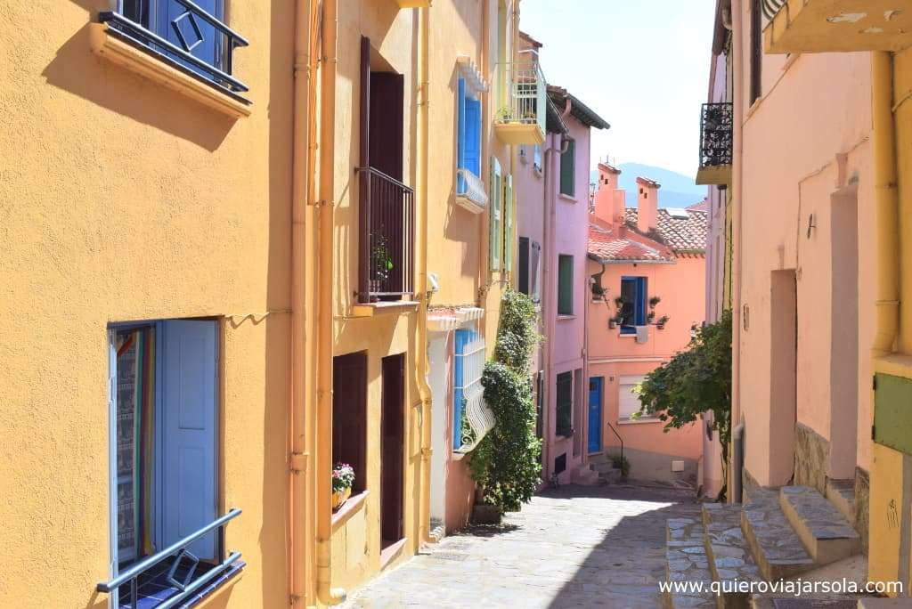 Calle colorida en el barrio de pescadores