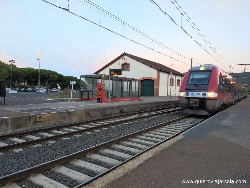 Tren TER en la estación de Collioure