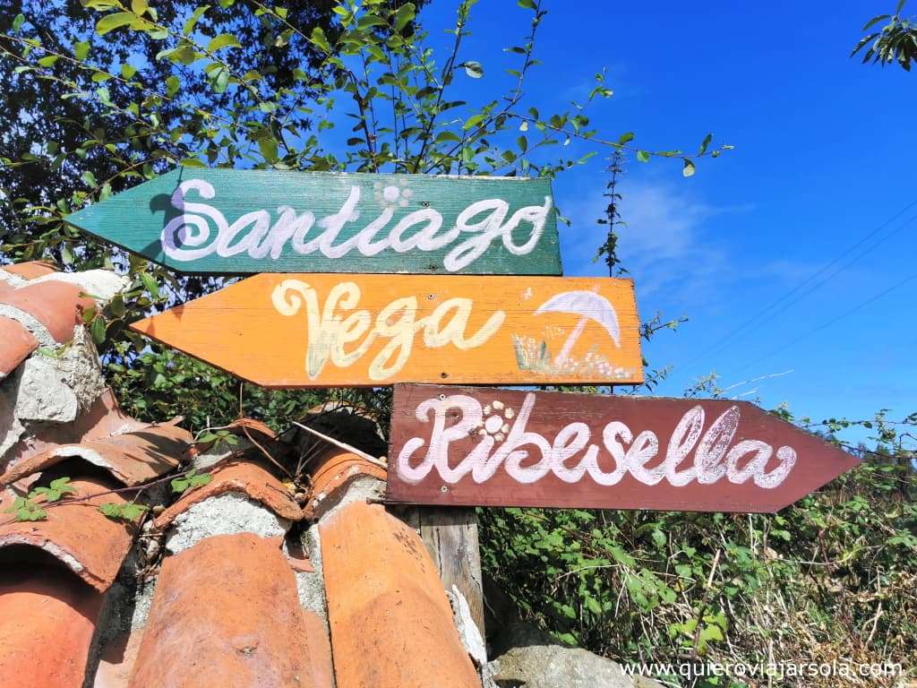 Carteles indicando pueblos en el Camino del Norte