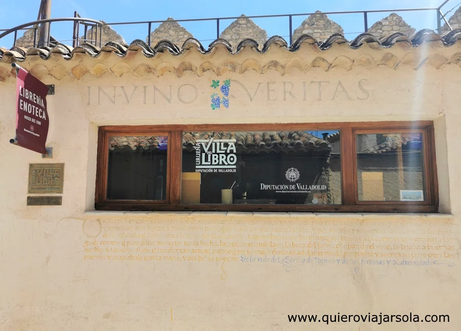 Una de las librerías-enoteca de Urueña