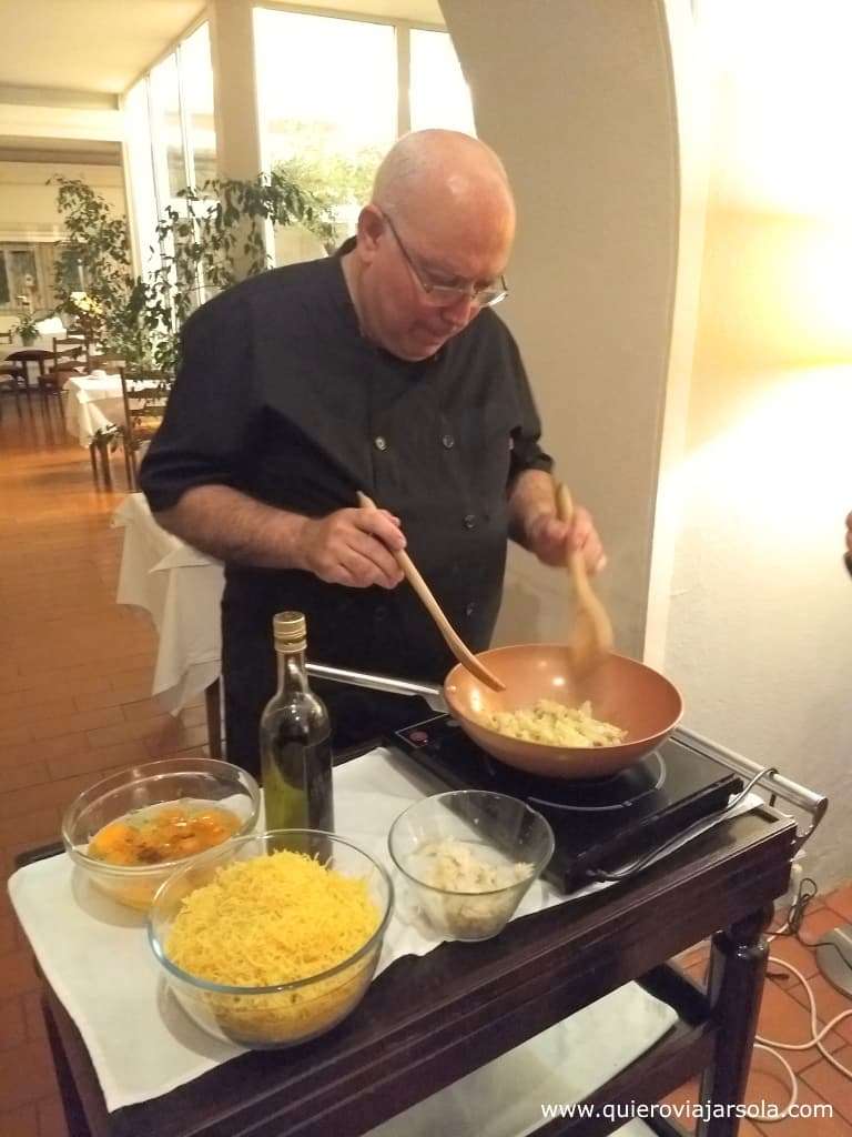 Un chef preparando Bacalhau a Bras en el Alentejo