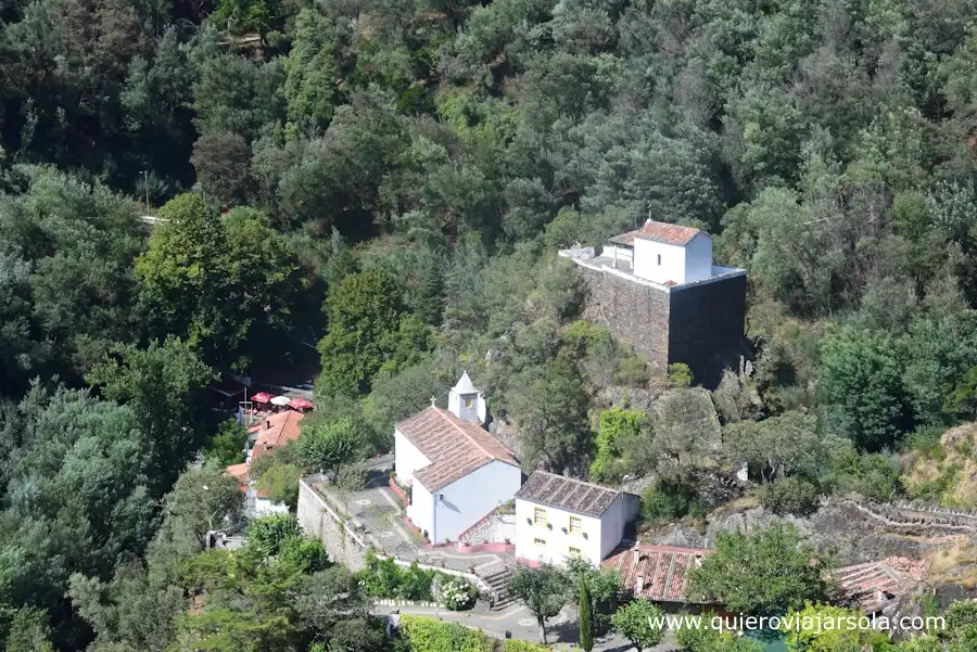 Vista del santuario desde lo alto de un sendero