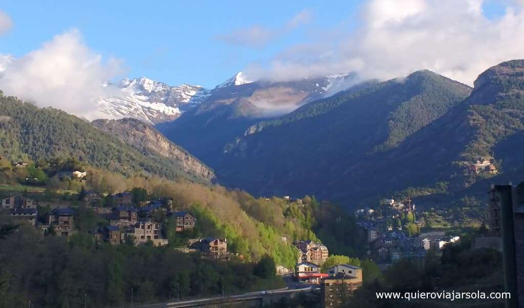 Vista del pueblo de Anyós y las montañas que lo rodean