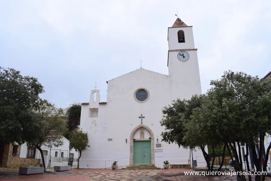 Fachada de la iglesia desde la plaza